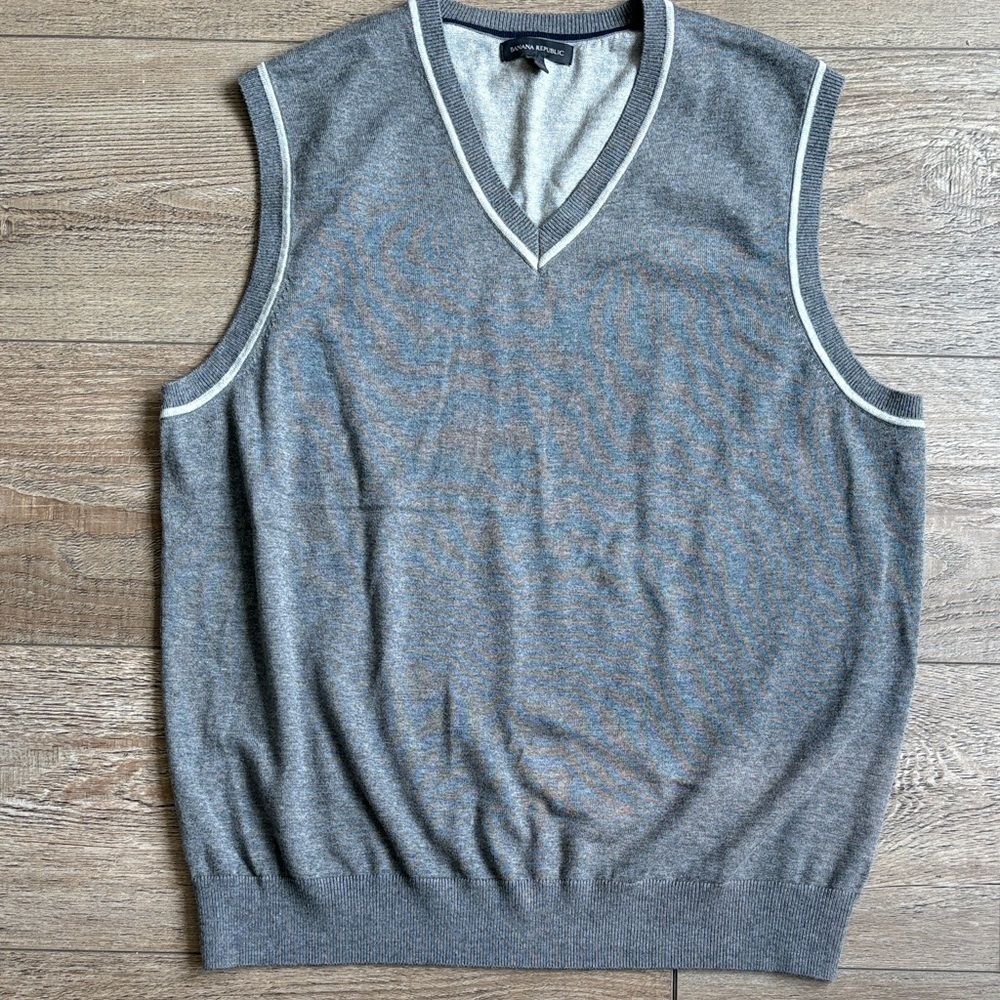 Banana Republic Gray V-Neck Silk Blend Sweater Vest w White Contrasting Trim